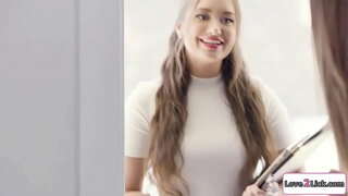 Planejador do casamento seduz um casal e masturbar suas bucetas e convence em ter um 3some.Ela lambe o loiras buceta como ela peituda gf facesits sua