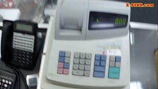 Blonde babe verkauft Ihre Taschen und schlug