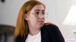 Hot blonde og hendes busty partner i kriminalitet planlægger deres næste store mål.Pludselig,hendes tilsynsværge kommer og undersøger hendes partner.De opfører sig som et par og bevise, at den officer.De begynder at kysse og slikke hinandens fisse.