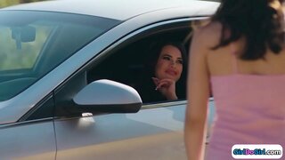 Tres super calenta col·legi de les nenes a fer una ullada a sobre el llit.Dos d&#039;ells xuclar el seu pèl amics ferms pits abans que un llepa la seva 19yo gfs cony mentre facesitting el pèl.La noia adolescent menja cony i després fregar les altres cony fins cum