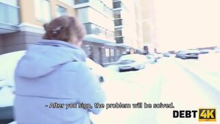 DEBT4K. Calibri Àngel cambrer no pot guanyar diners, però ella pot utilitzar els seus encants sexuals