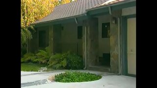 Cabelos curtos jovem garota geme enquanto cavalga pau grande pelo seu imbecil no primeiro tempo