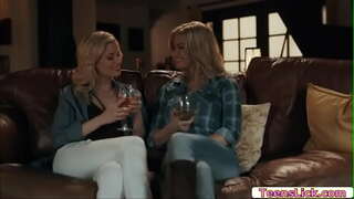 Serena Sirene acabou de se espalha suas pernas e assista Charlotte Stokely comer