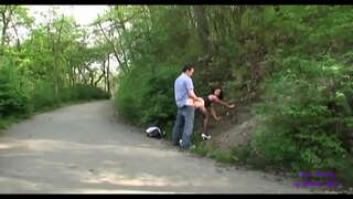 Unue ili tuŝas unu la alian en trinkejo kaj tiam ili iras al fuck en la publikaj ĝardenoj