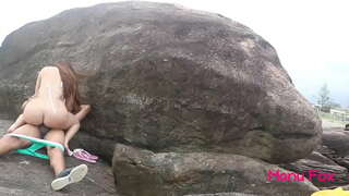 Pornstar Manu Fox anal sex uten kondom på den offentlige stranden